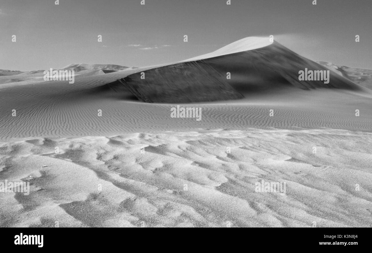 Eine Düne durchgebrannt durch den Wind der Wüste Namib, Namibia, Afrika Stockfoto