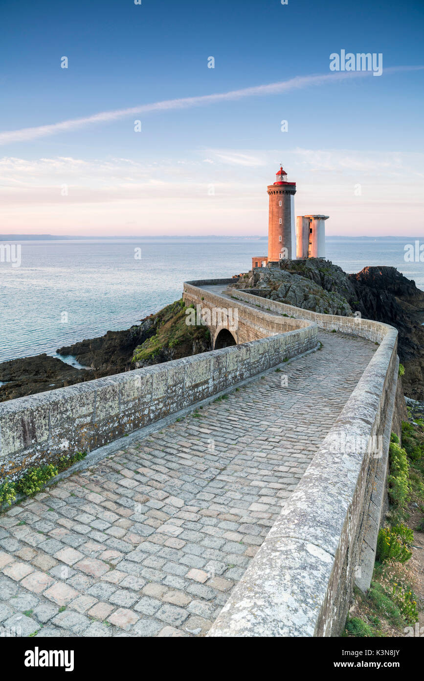 Diable lightouse bei Sonnenaufgang. Plouarzel, Finistère, Bretagne, Frankreich. Stockfoto