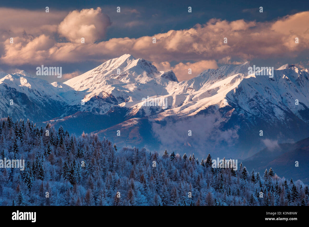 San Zeno Hügel, Provinz Brescia, Lombardei, Italien. Arera Peak und die Bergamasker Alpen Stockfoto