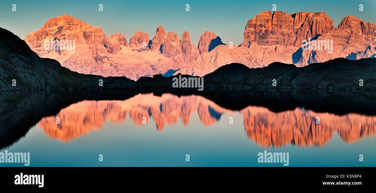 Nero See, Adamello Brenta Naturpark, Trient Provinz, Trentino Alto Adige, Italien. Panorama der Brenta Dolomiten, die in den See bei Sonnenuntergang reflektiert werden. Stockfoto