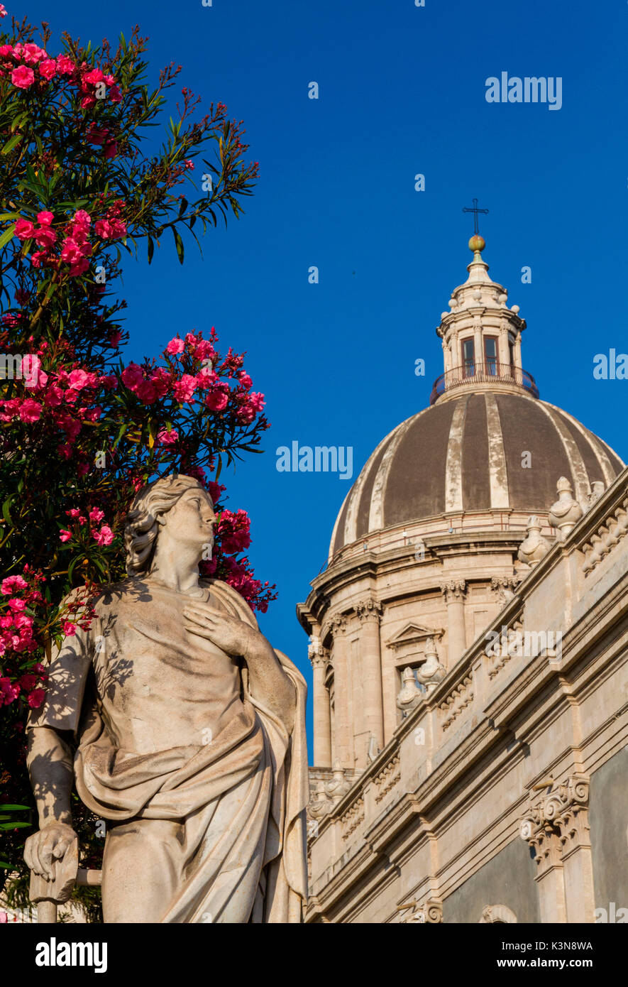 Statuen der Kathedrale von Catania und die Kuppel der Abtei von S. Agata, Catania, Sizilien, Italien, Europa Stockfoto