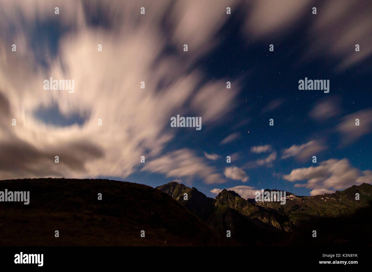 Nacht mit windigen Wolken (Soana Tal, Nationalpark Gran Paradiso, Piemont, Italien) Stockfoto