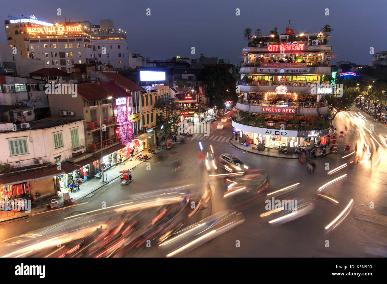 Luftaufnahme von Hanoi in der Dämmerung an der Kreuzung weiter zum Hoan Kiem See, Zentrum von Hanoi finden. Stockfoto