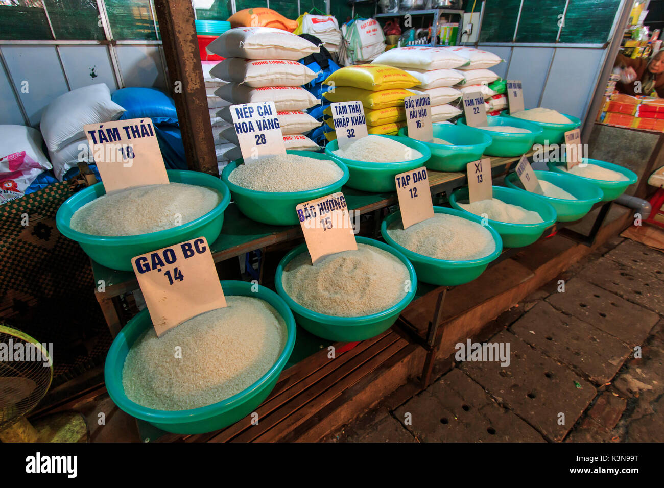 Verschiedene Sorten von Reis für den Verkauf auf dem lokalen Markt in Hanoi, Vietnam Stockfoto