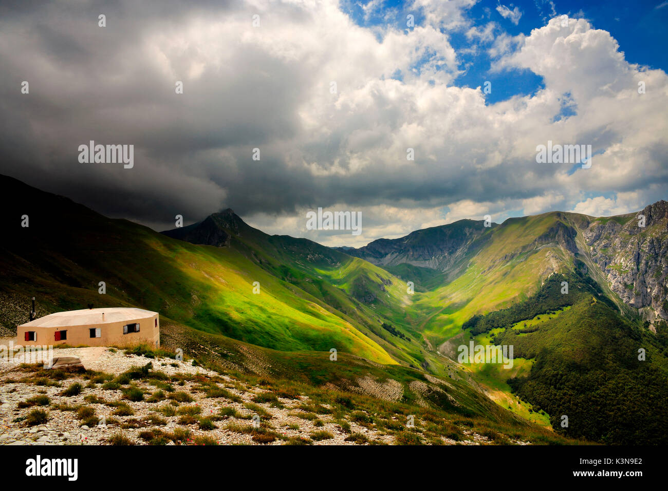 Fargno Zuflucht, in der backgronud 'Pizzo Tre Vescovi' Berg, Sibillini Mountains National Park, Marken, Italien Stockfoto