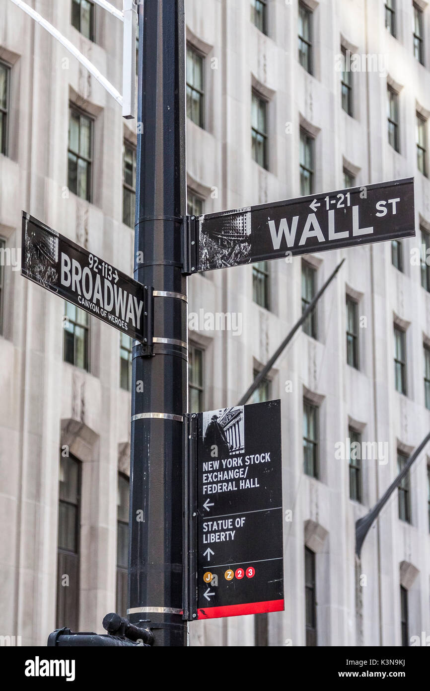 Ampel an der Wall Street und Broadway, Manhattan, New York City, New York, USA. Stockfoto