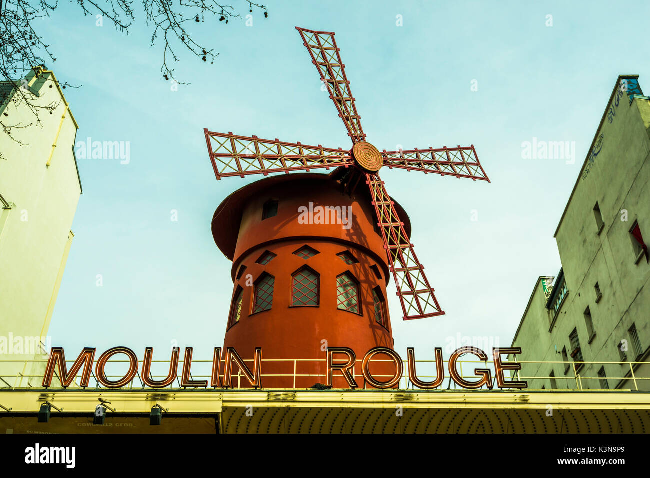 Das Moulin Rouge während des Tages. Paris, Frankreich Stockfoto