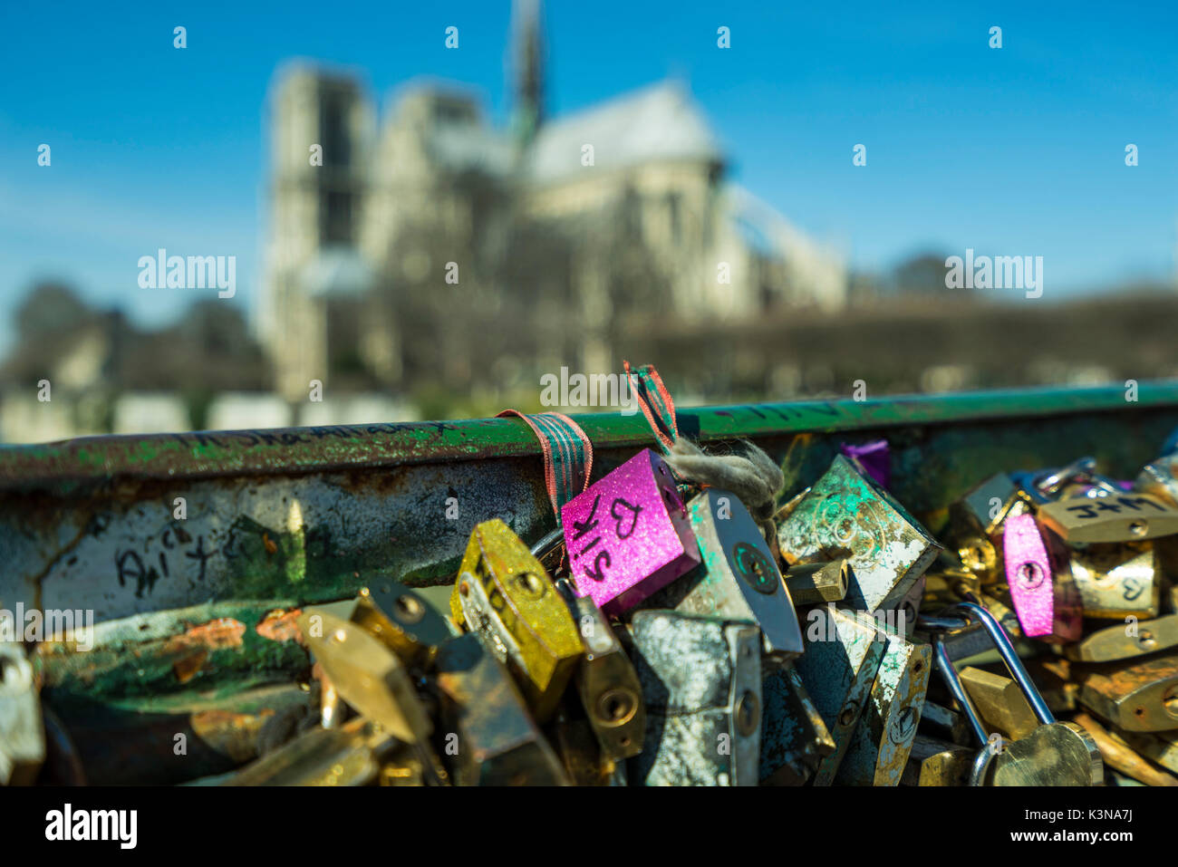 Pont de l Archeveche" in Paris, Vorhängeschlösser von Liebhabern, Paris, Frankreich Stockfoto