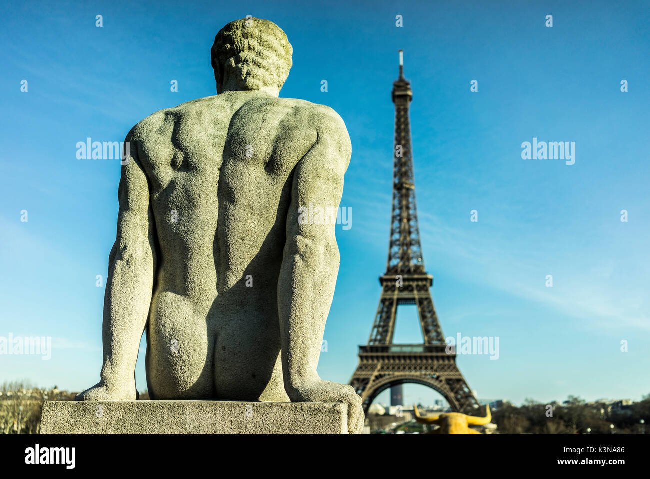 Statue von Mann sitzt im Trocadero und dem Eiffelturm, Paris, Frankreich Stockfoto