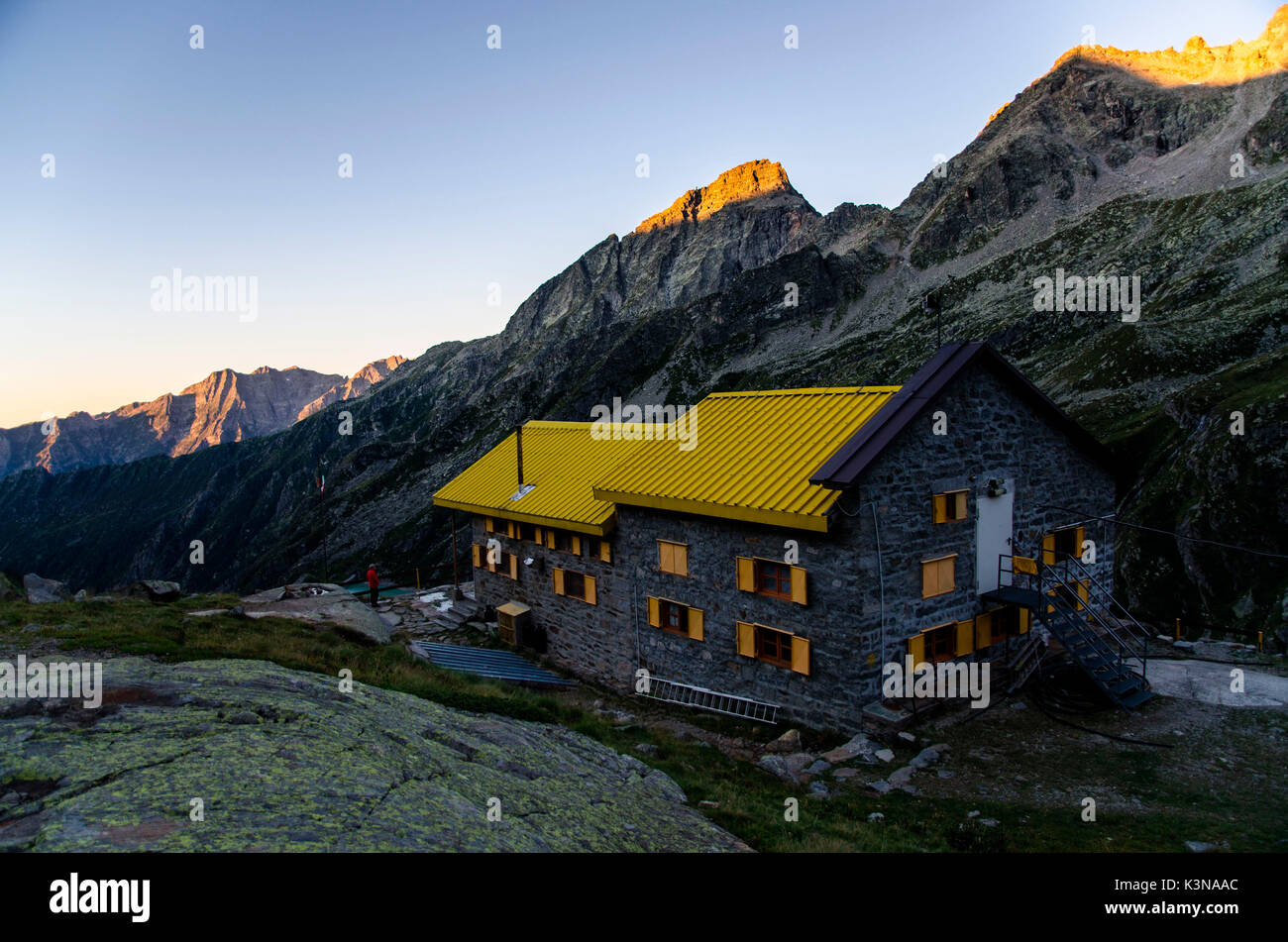 Sonnenaufgang an der Zuflucht (Pontese Piantonetto Tal, Nationalpark Gran Paradiso, Piemont) Stockfoto