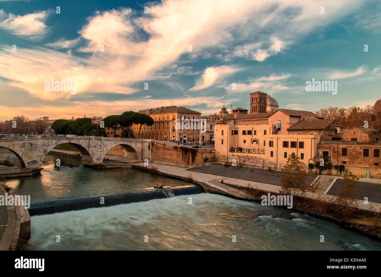Rom, Latium, Italien. Tiber Insel bei Sonnenuntergang Stockfoto