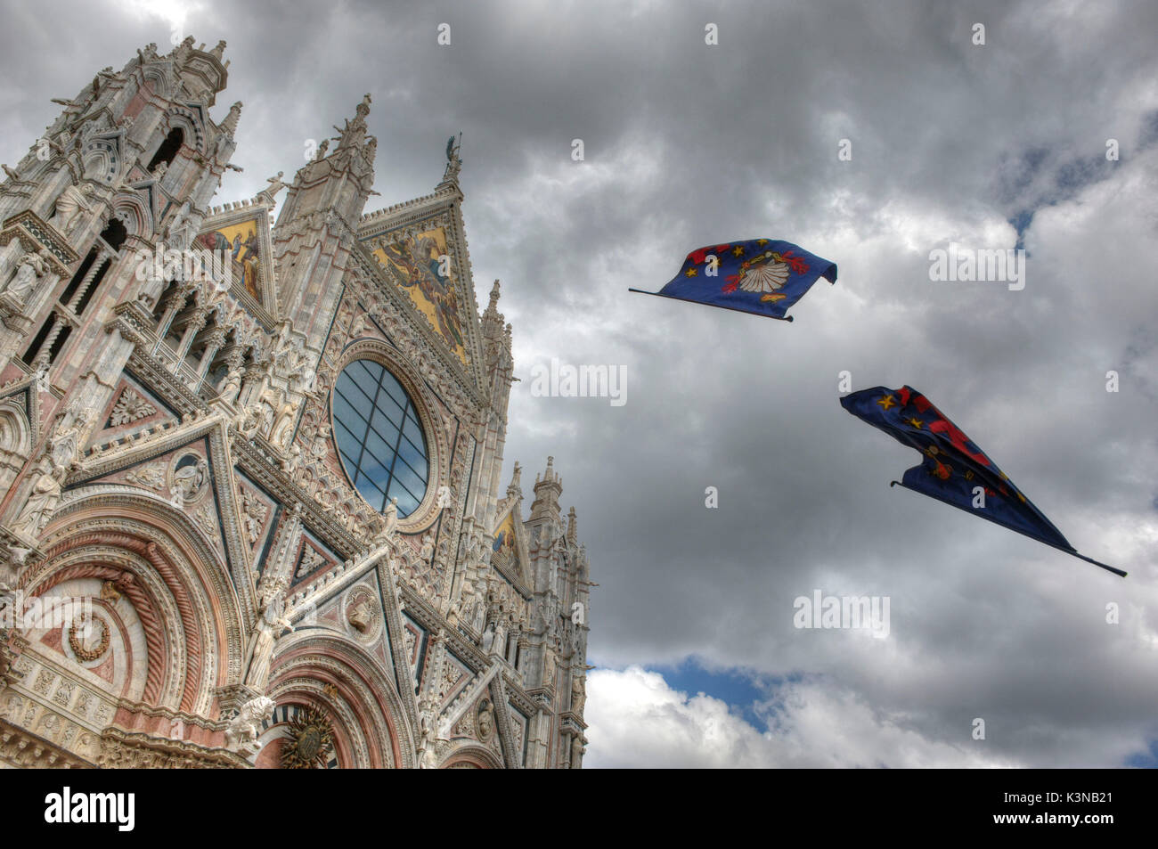 Italien, Toskana, Siena, Dom von Siena und einige Fahnen am Nicchio Nachbarschaft Stockfoto