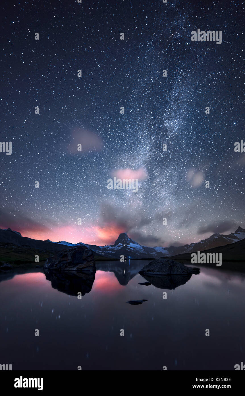 Europa, Schweiz, Kanton Wallis, Bezirk Visp, Zermatt, Stellisee See - Matterhorn am sternenklaren Nacht Stockfoto
