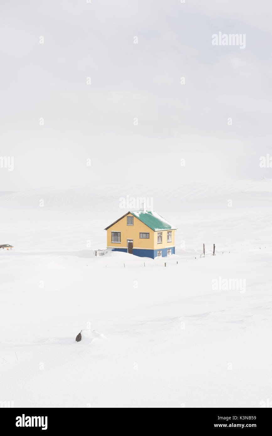 Island, Europa. Farbige Haus von Schnee im Winter umgeben. Stockfoto