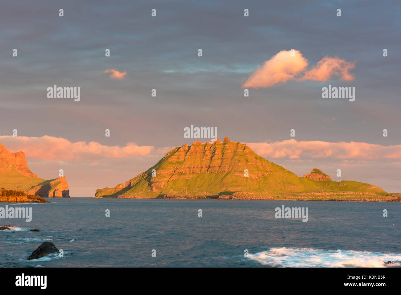 Vagar Island, Färöer, Dänemark. Sonnenuntergang über Tindholmur Inselchen. Stockfoto