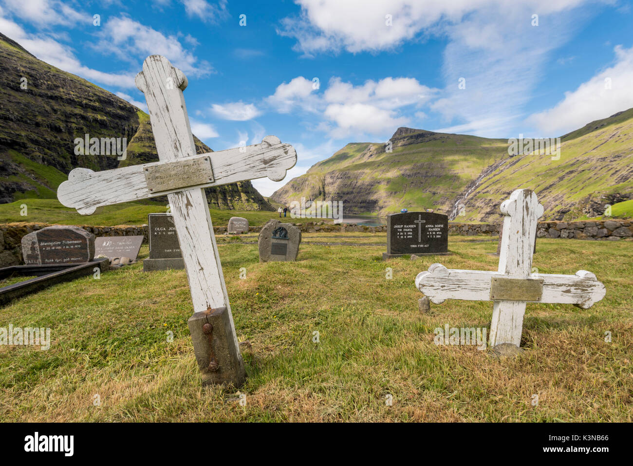 Saksun, Stremnoy Island, Färöer, Dänemark. Alte Gräber auf dem Friedhof des Dorfes. Stockfoto