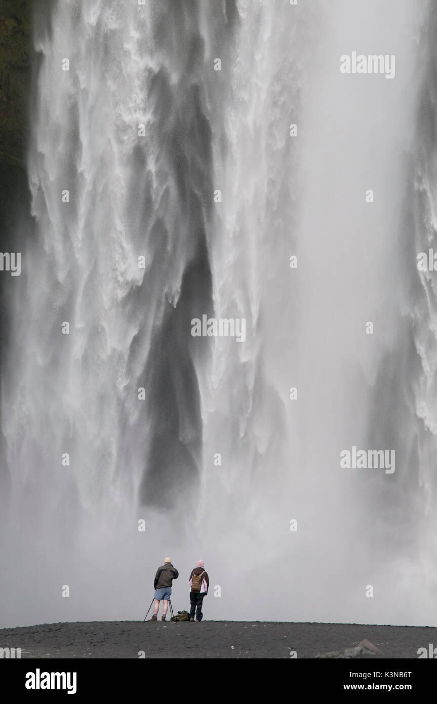 Südlichen Island. Touristen unter dem Wasserfall Skogafoss. Stockfoto