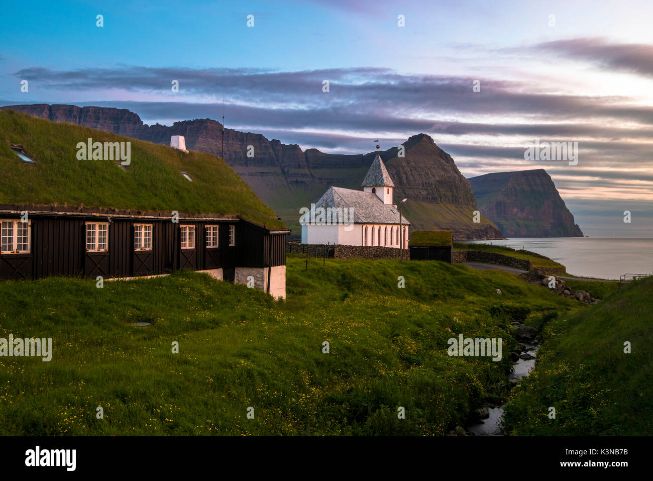 Dorf, Vidareidi Vidoy Island, Färöer, Dänemark. Das Dorf Kirche bei Sonnenuntergang. Stockfoto