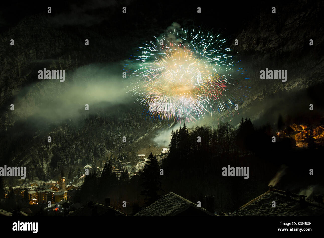 Feuerwerk über Alagna Valsesia (Turin, Vercelli Provinz, Piemont, Italien, Europa) Stockfoto