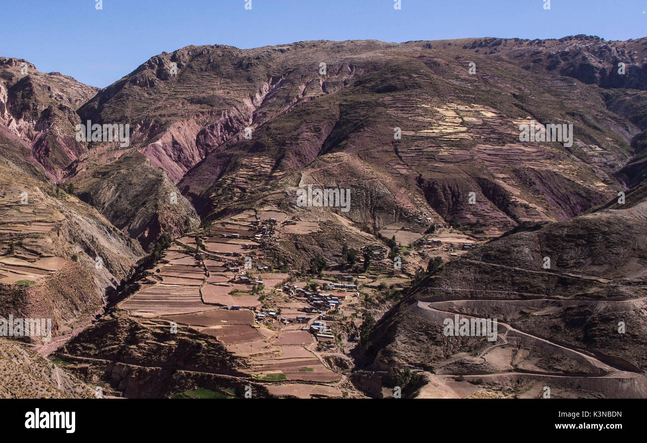 Eine kleine Stadt in den Bergen der Cordillera Real, in Bolivien, Südamerika. Stockfoto