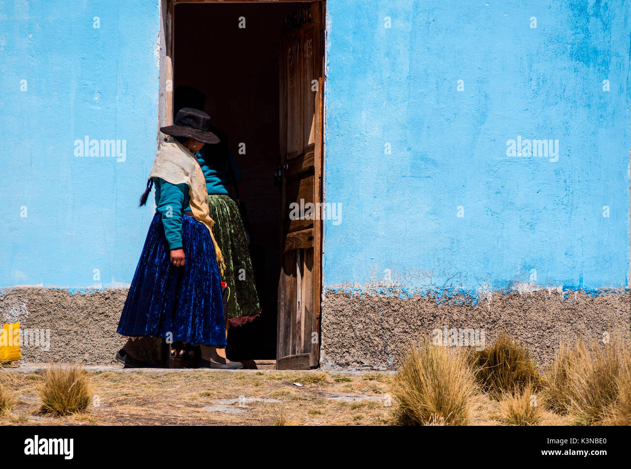 Junge Ayamara Frauen in der typischen Kostüm nur außerhalb Ihrer farbigen Haus. Aymaras sind der einheimischen Bevölkerung von der Titicaca See, in Bolivien, Südamerika. Stockfoto