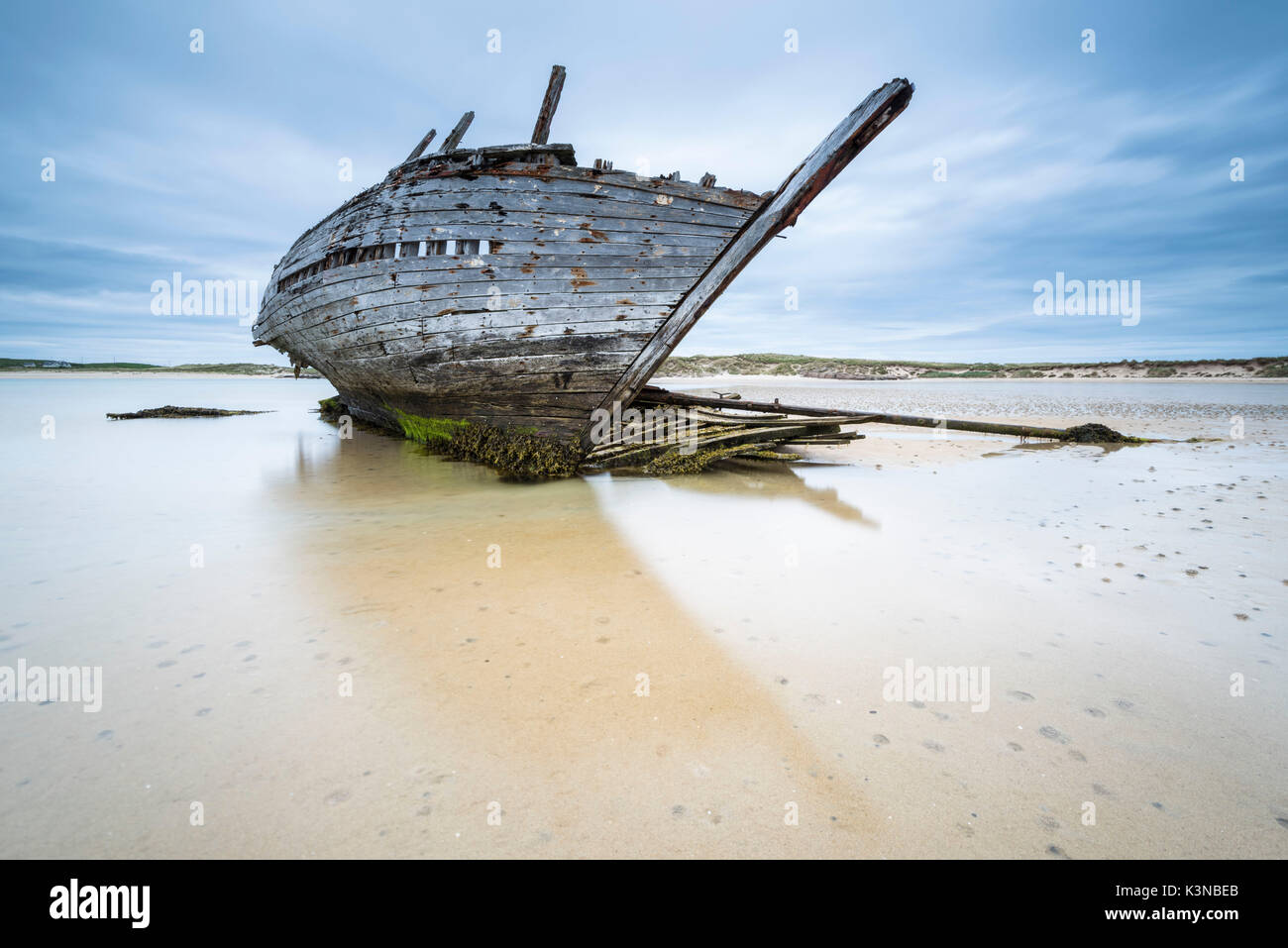 Bunbeg, County Donegal, Ulster, Irland, Europa. Ein Bun Beag schiffswrack am Strand. Stockfoto