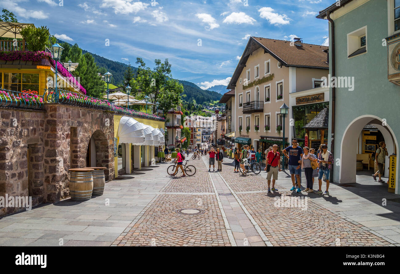 Die Stadt von St. Ulrich, berühmt für seine Holzschnitzer in St. Ulrich, Grödnertal, Sommer, Sud Tirol Bezirk, Dolomiten, Italien Stockfoto