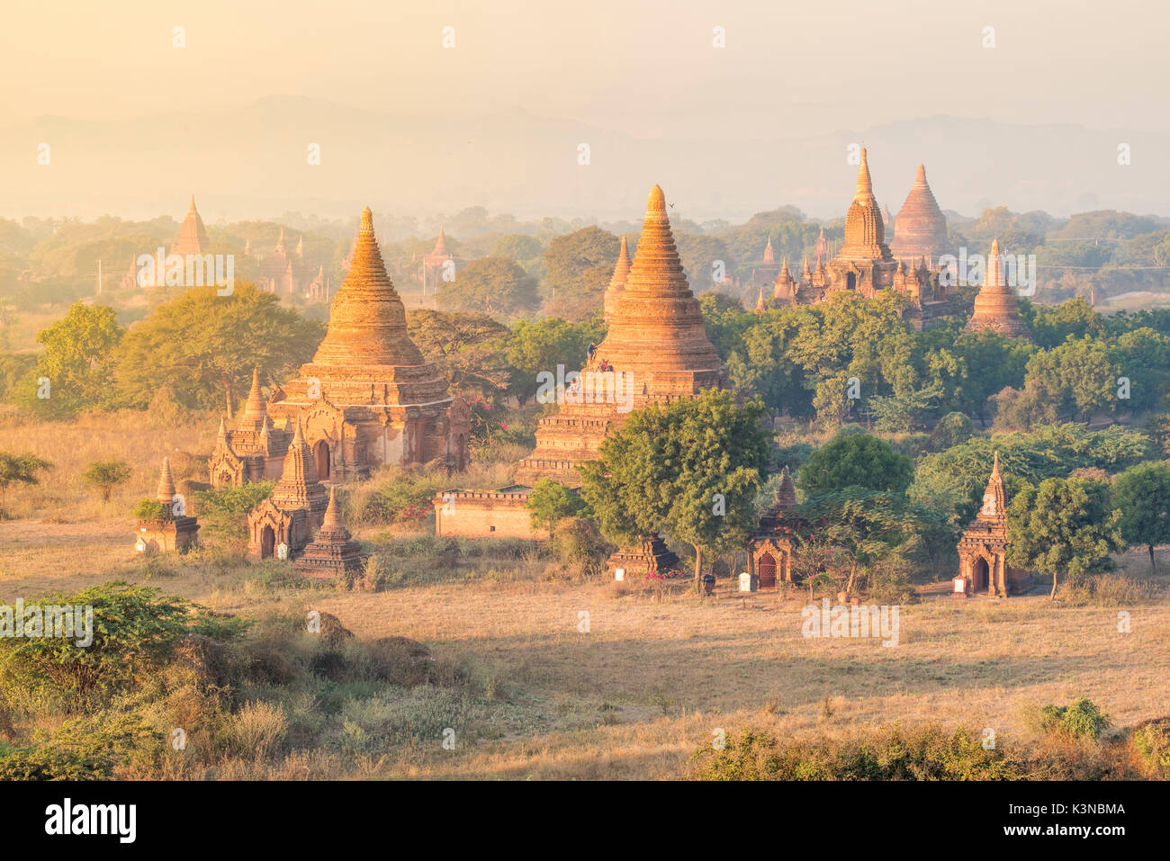 Bagan, Mandalay, Myanmar (Birma). Pagoden und Tempel bei Sonnenaufgang. Stockfoto