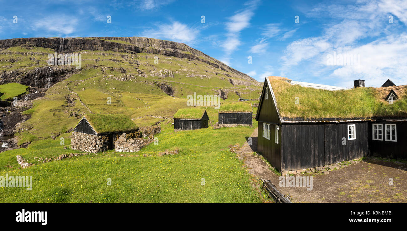 Saksun, Stremnoy Island, Färöer, Dänemark. Iconic grünes Dach Häuser. Stockfoto
