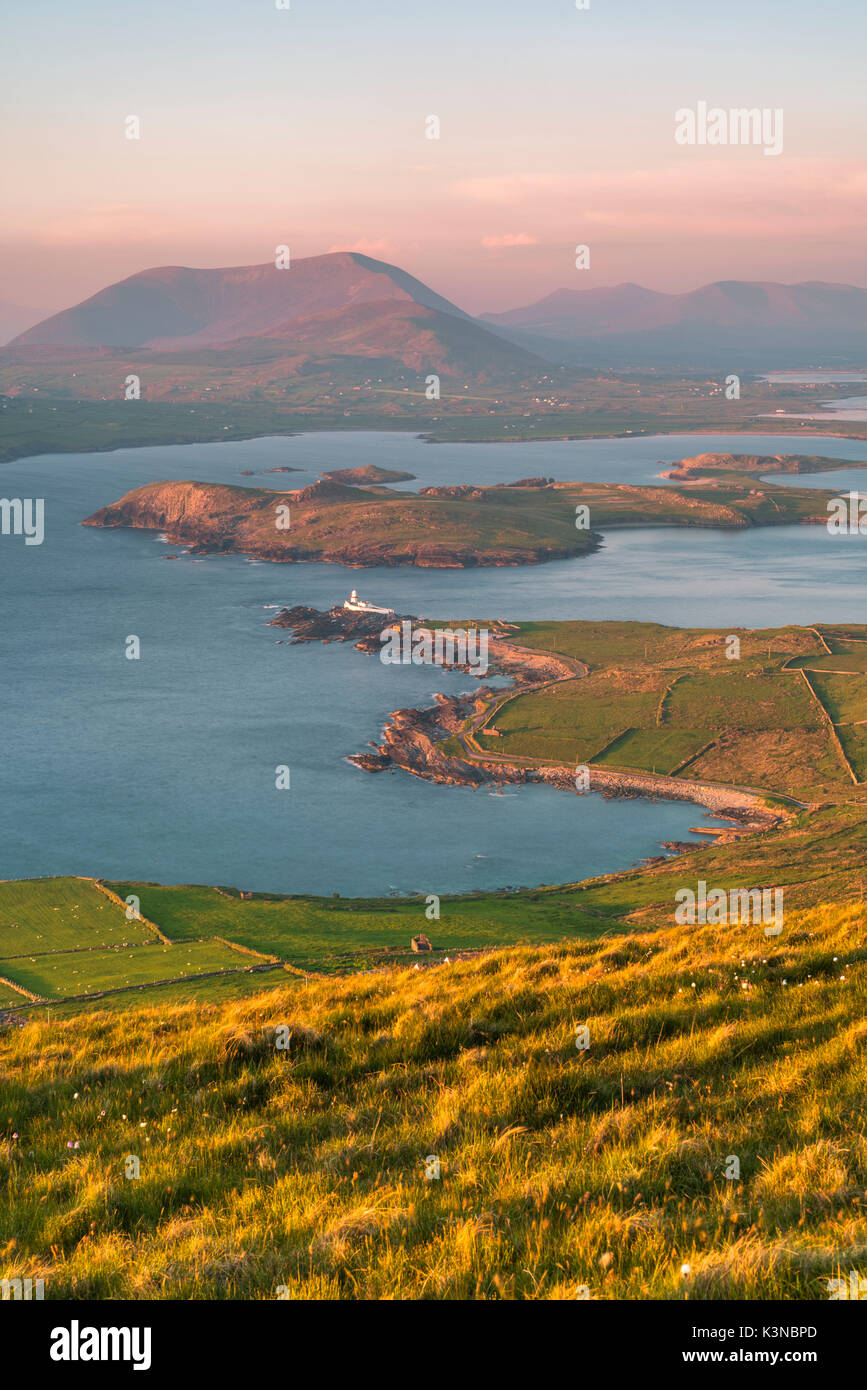 Valentia Island (Oilean Dairbhre), County Kerry, Provinz Munster, Irland, Europa. Blick vom Berg und Geokaun Fogher Klippen bei Sonnenuntergang. Stockfoto