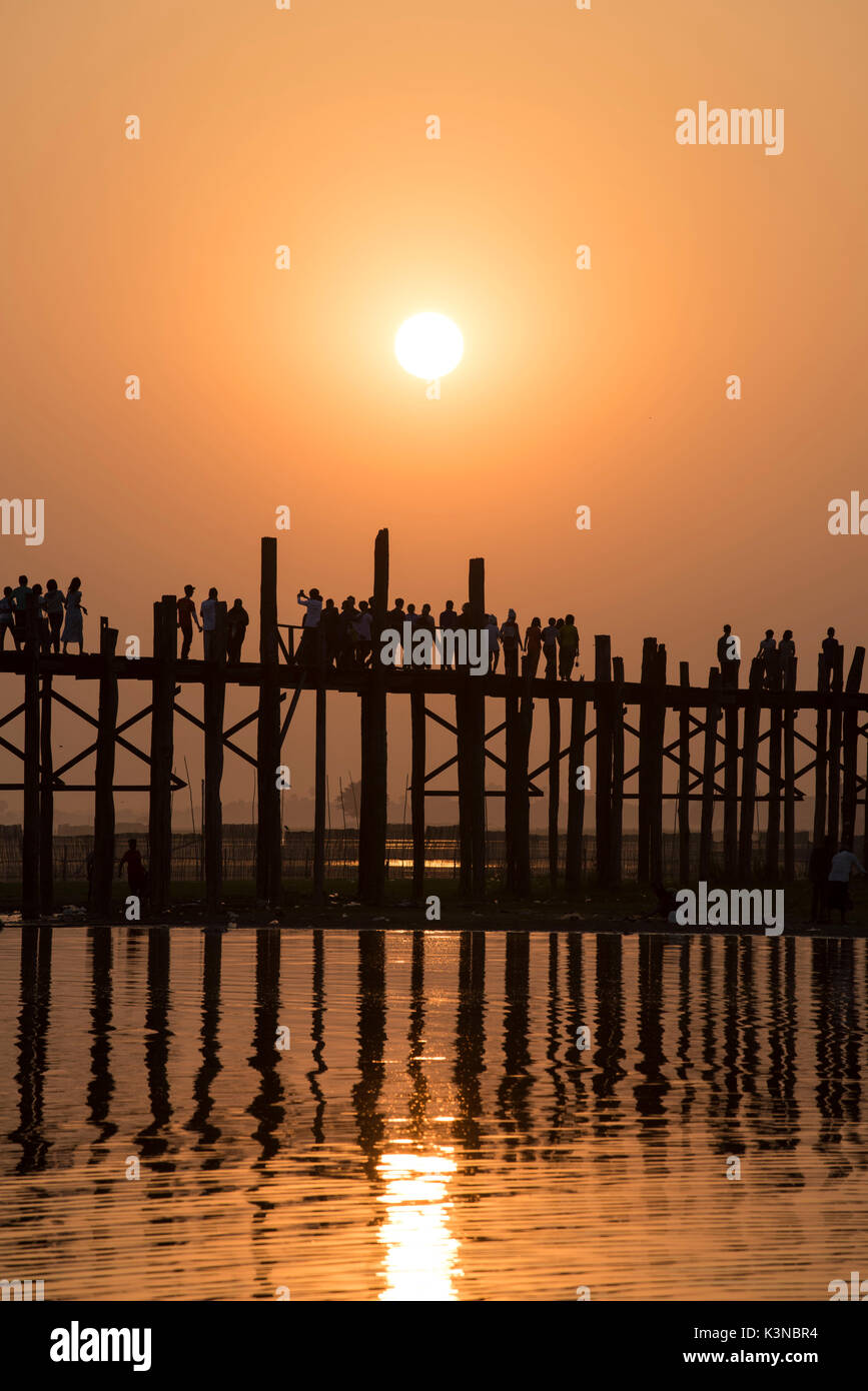 Amarapura, Mandalay, Myanmar. Silhouette Menschen zu Fuß auf die U-Bein bridge bei Sonnenuntergang. Stockfoto