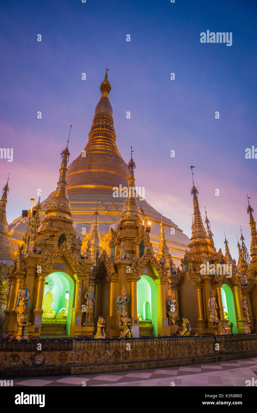 Yangon, Myanmar (Birma). Shwedagon Pagode bei Sonnenaufgang. Stockfoto