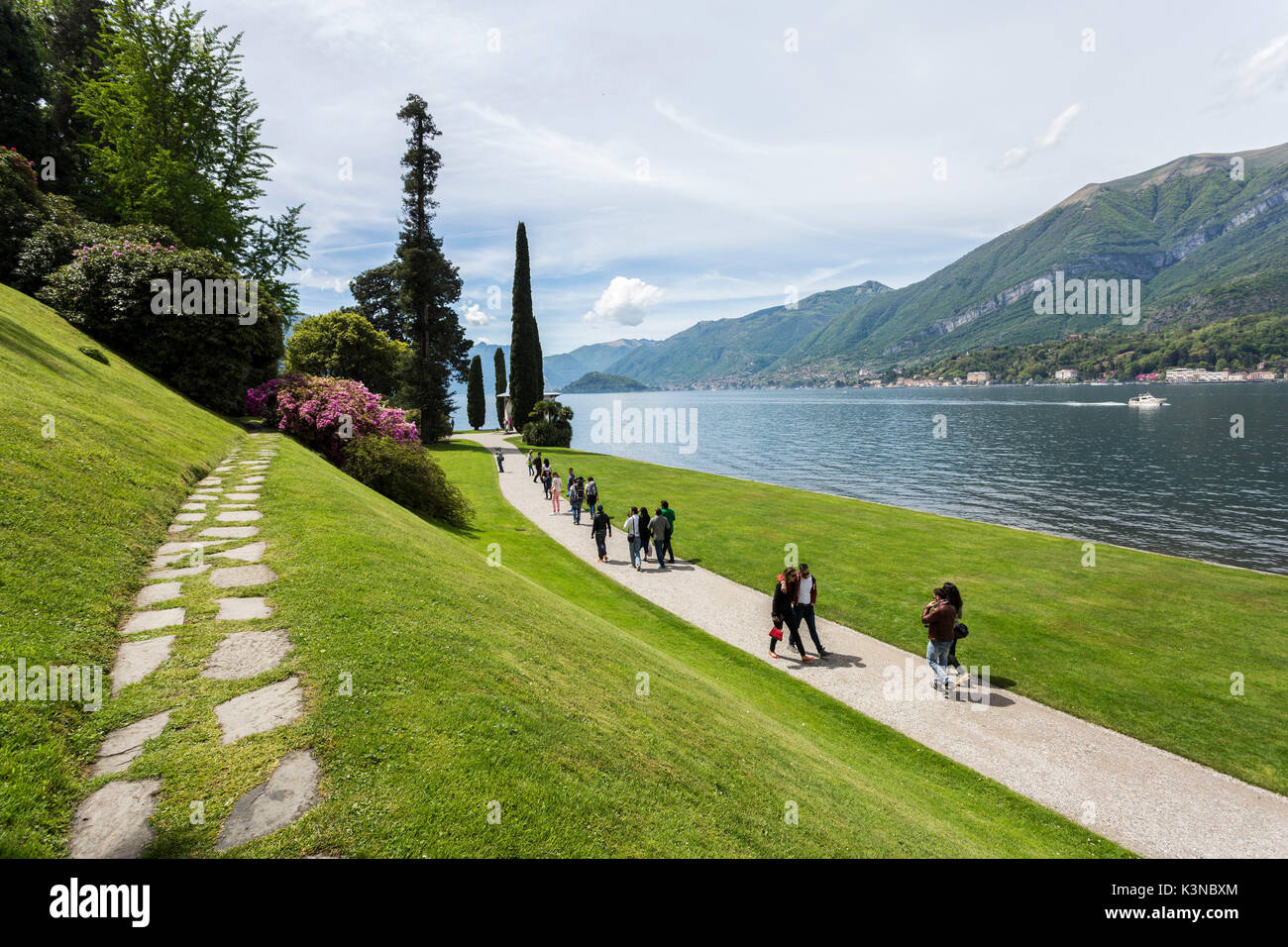 Touristen zu Fuß durch die Pfade der Gärten der Villa Melzi d'Eril in Bellagio, Comer See, Lombardei, Italien. Stockfoto