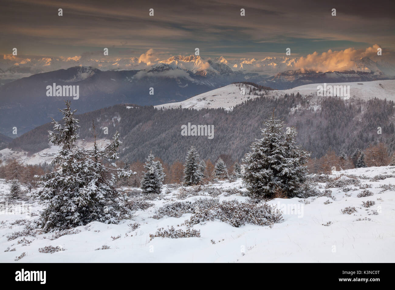 Zan Zeno Hill, Lombardei, Italien. Orobic Alpen im Winter bei Sonnenuntergang. Stockfoto