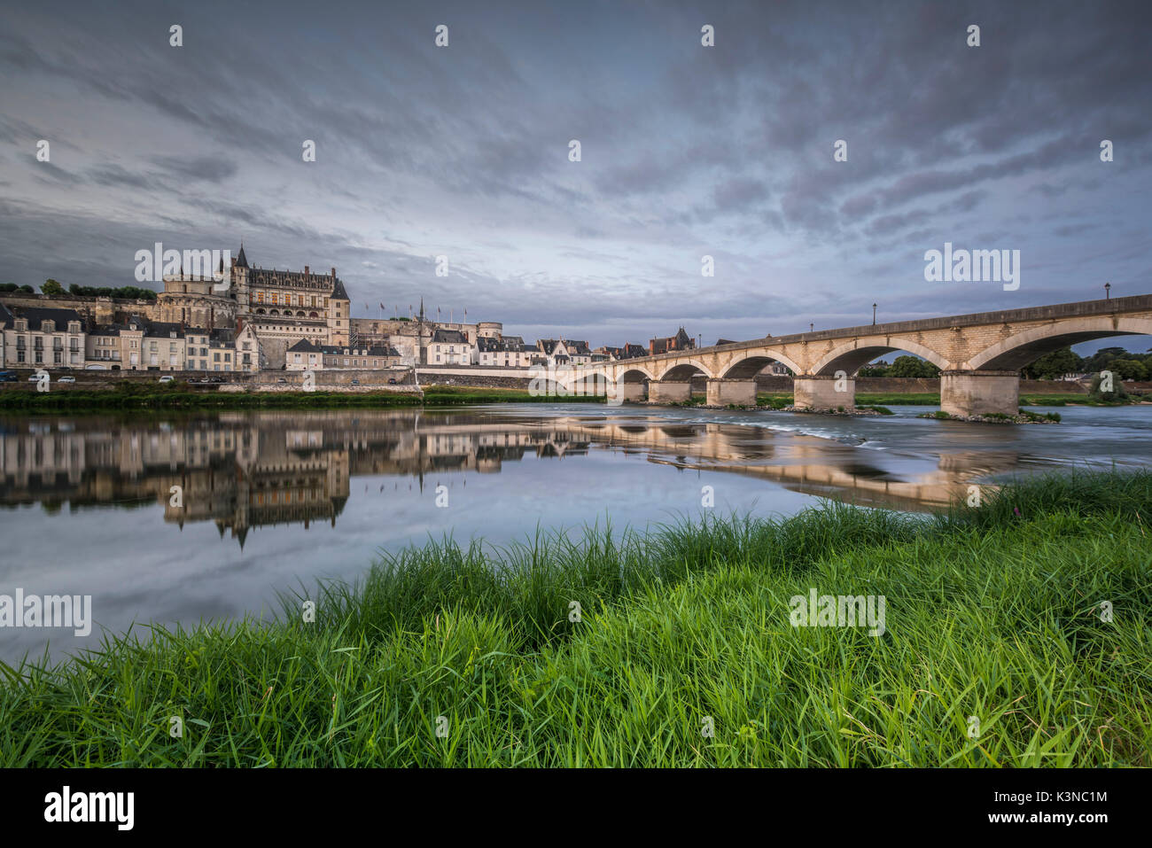 Burg und Brücke Reflexion. Amboise, Indre-et-Loire, Frankreich. Stockfoto