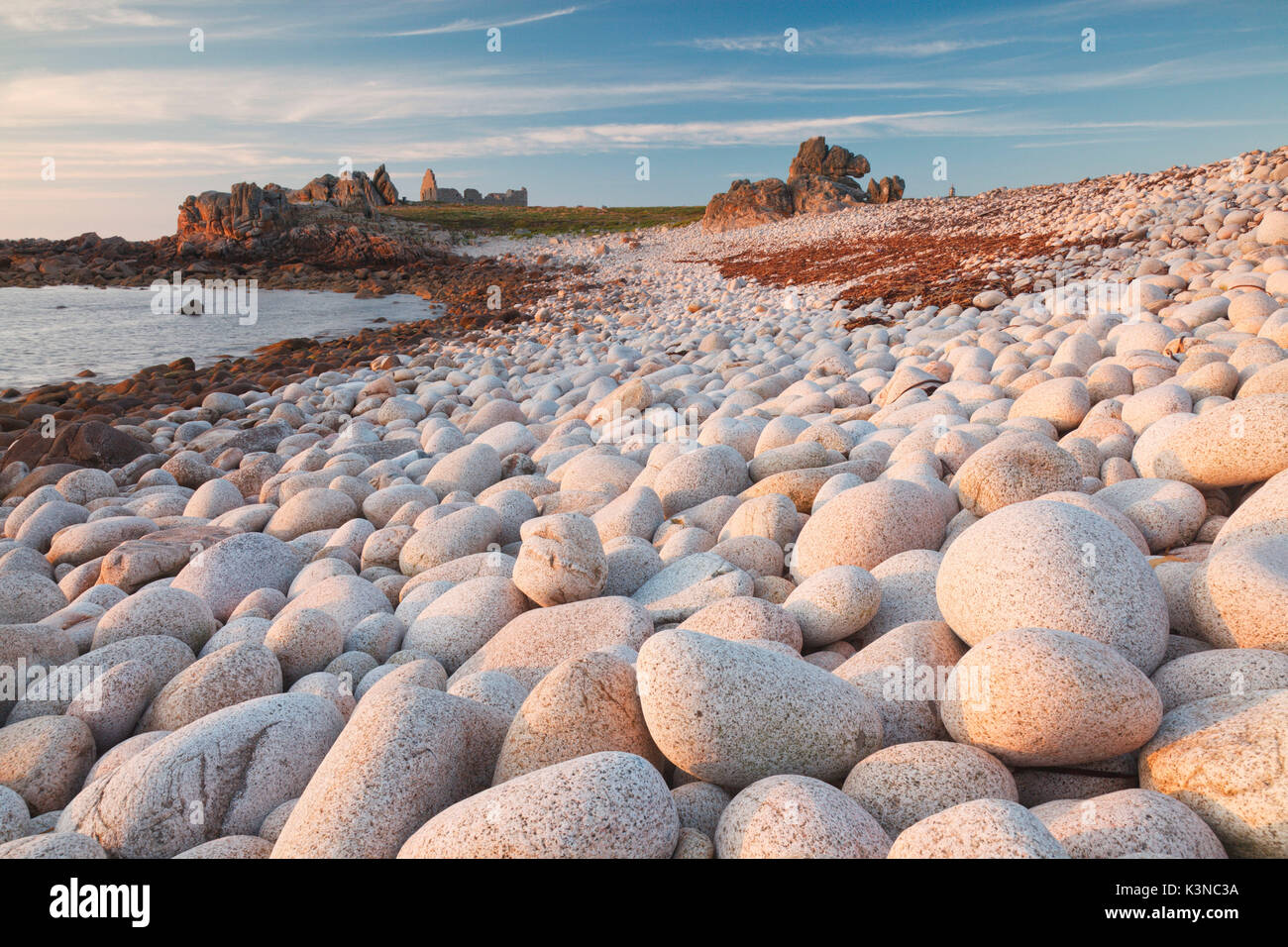 Insel Ouessant, Bretagne, Frankreich. Ein Strand in der Nähe von Pointe de Pern, dem westlichsten Punkt der Insel Ouessant Stockfoto