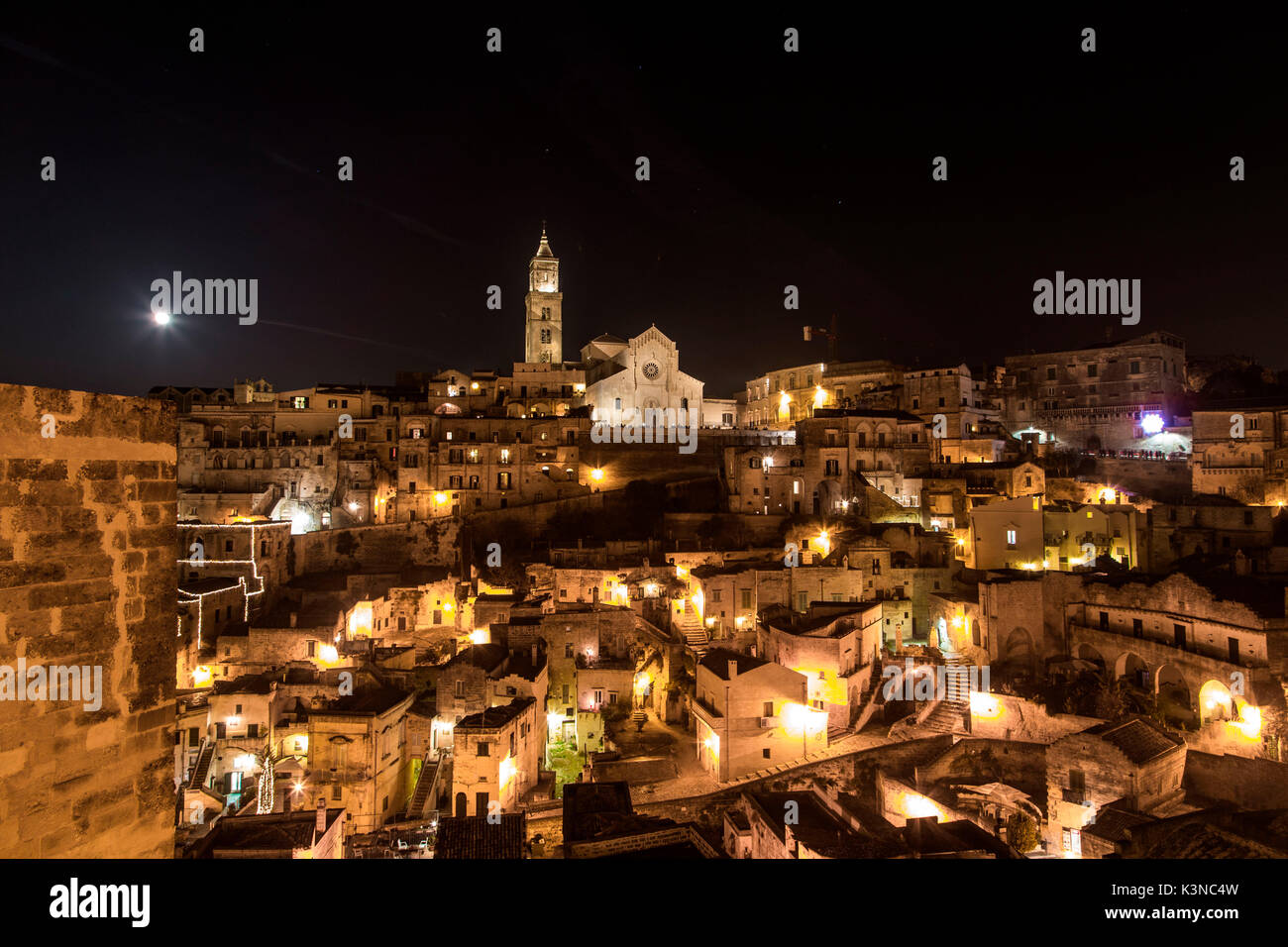 Europa, Italien, Basilicata, Potenza in der Nacht. Stockfoto