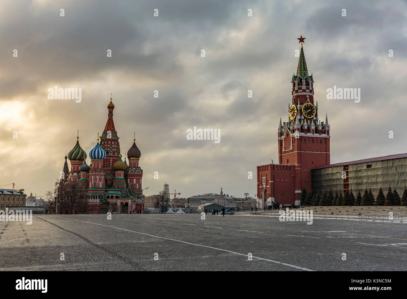 Russland, Moskau, Roter Platz, Kreml, Basilius Kathedrale und Kreml Spasskaja-Turm Stockfoto