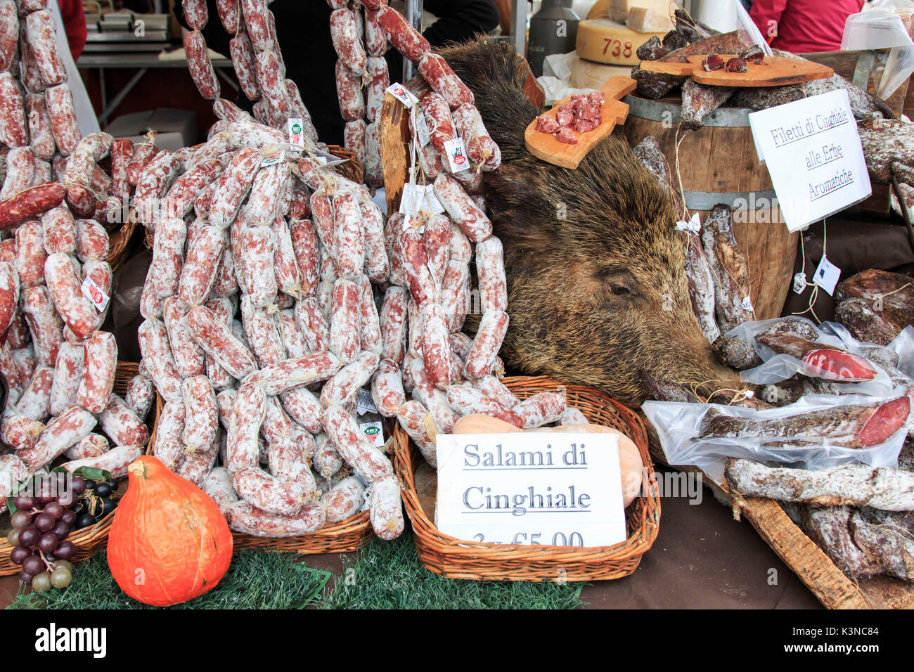 Nahaufnahme der italienische Salami mit relativen Preisschilder an den Moncalvo Trüffel fair. Stockfoto