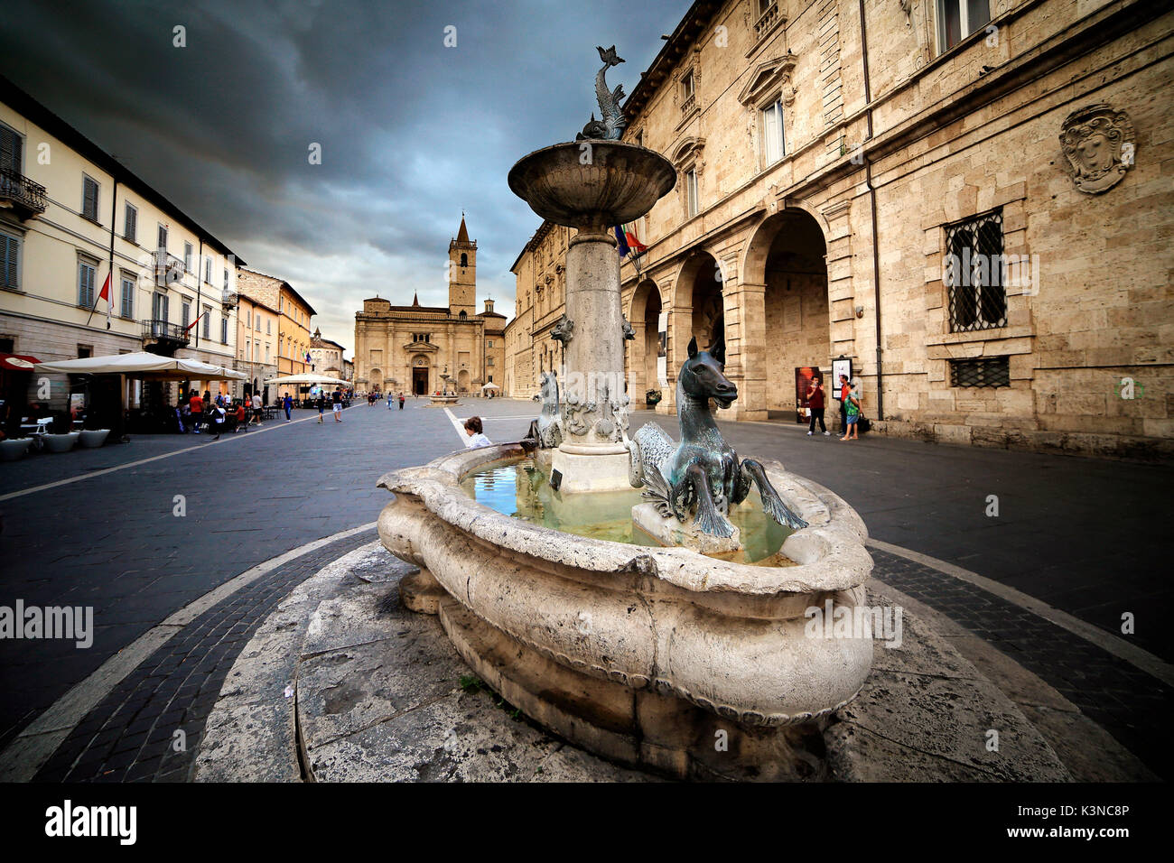 Arringo Square, mit St. Emidio Kathedrale in bachground, Ascoli Piceno, Marken, Italien Stockfoto