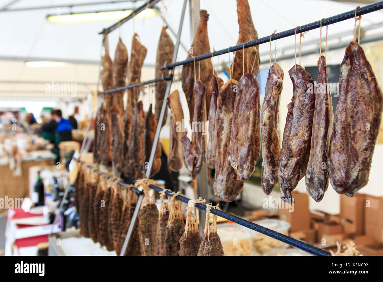 Nahaufnahme der italienische Salami mit relativen Preisschilder an den Moncalvo Trüffel fair. Stockfoto
