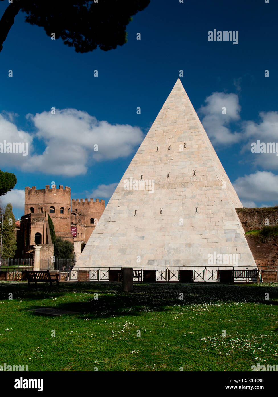 Europa, Italien, Latium, Rom. Pyramide Cestia Stockfoto