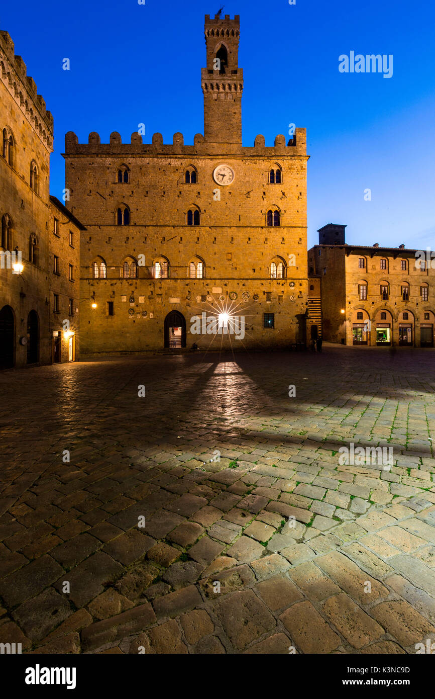 Europa, Italien, Toskana. Volterra in der Nacht Stockfoto