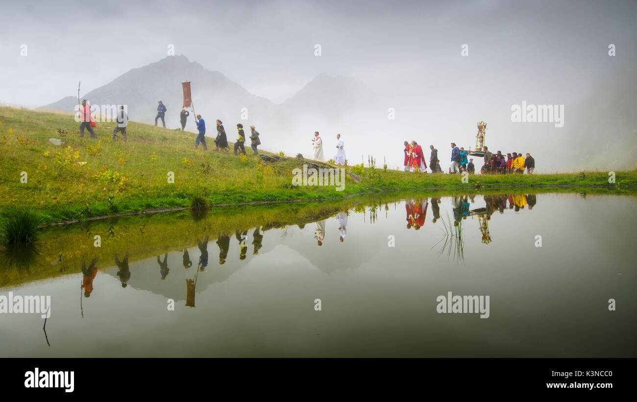 Religiöse Prozession, bei San Besso Heiligtum (Val Soana, Nationalpark Gran Paradiso) Stockfoto