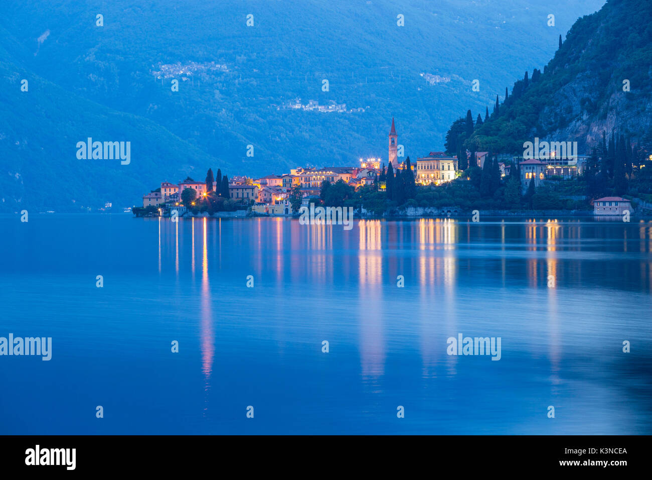 Varenna's Town Reflexe an der blauen Stunde - Comer See - Lombardei Stockfoto