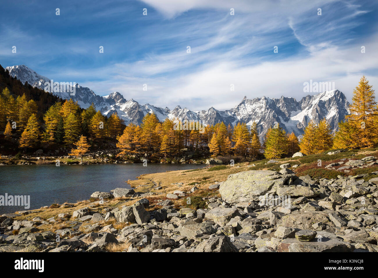 Herbst am See Arpy mit bunten Bäume rund um den See und den Mont Blanc Massiv in den Hintergrund (See, Arpy Morgex, Provinz Aosta, Aostatal, Italien, Europa) Stockfoto