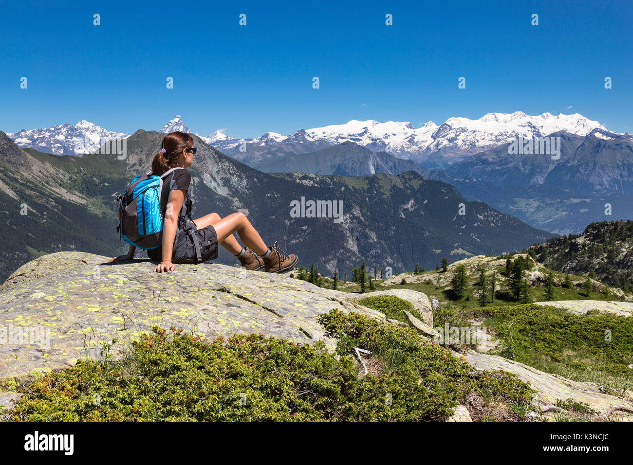 Ein Mädchen, das sich in der Vorderseite des Monte Rosa (Barbustel Hütte, Chalamy Tal, Naturpark Mont Avic, Provinz Aosta, Aostatal, Italien, Europa) Stockfoto