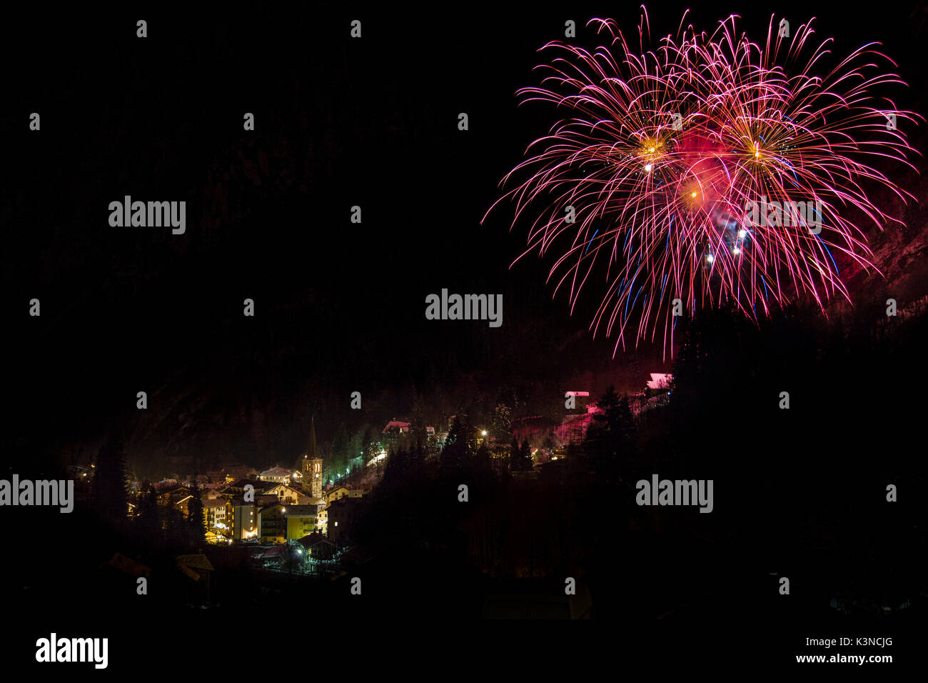 Feuerwerk über Alagna Valsesia (Turin, Vercelli Provinz, Piemont, Italien, Europa) Stockfoto