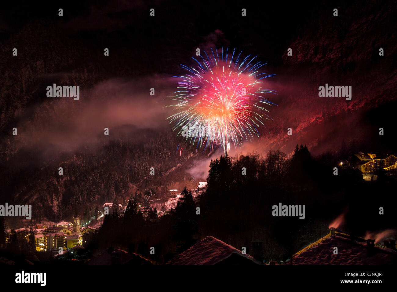 Feuerwerk über Alagna Valsesia (Turin, Vercelli Provinz, Piemont, Italien, Europa) Stockfoto