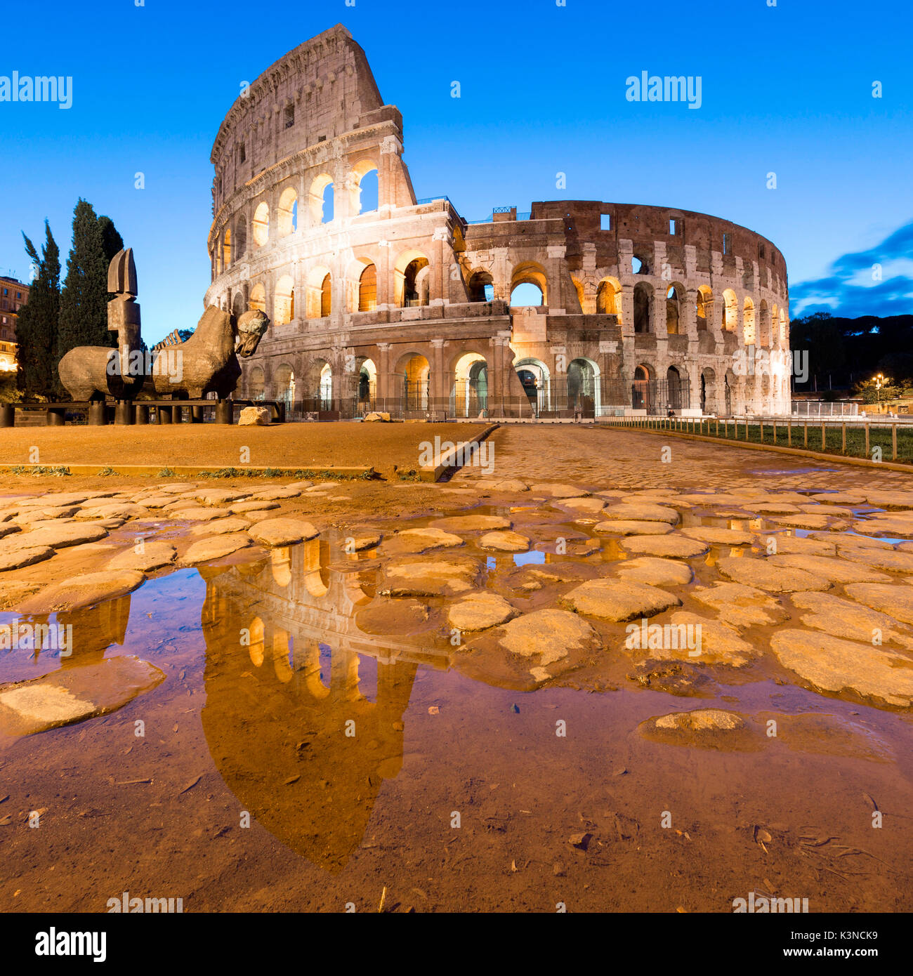 Europa, Italien, Latium, Rom. Kolosseum in der Morgendämmerung Stockfoto